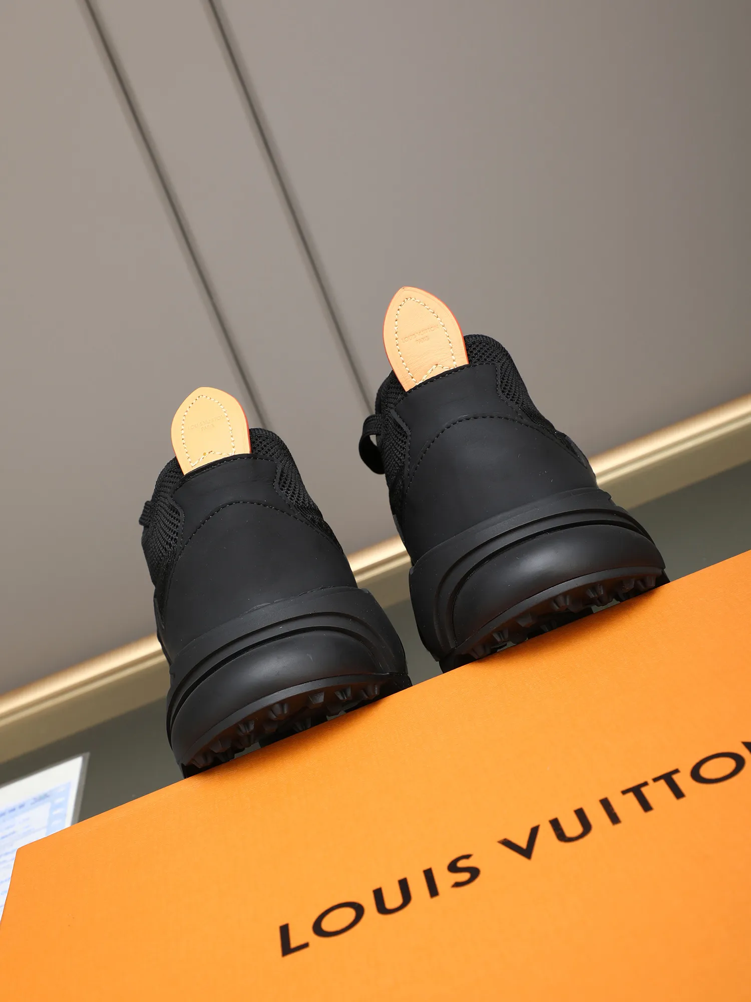 Men's Men's Shoes 💰580 LV Louis Vuitton L Jialu Brand Runner Tatic Series Thick Sole Casual Sports Shoes Running Shoes Original purchase, development and production This LV Runner Tatic sports shoe is blended with fly woven fabric material to interpret the inspiration of traditional mountaineering shoes. The LV letters are written on one side, the Louis Vuitton logo, and the light and wear-resistant rubber outsole completes the whole package. The delivery counter is exquisitely packaged🛍📦 ▪️Fabrics: Original imported custom fly-woven fabric ▪️Inner lining: Original custom-made breathable mesh ▪️Sole: Original open-molded anti-slip rubber combination material ▪️Sole thickness: 4CM ▪️Size: Men's 38-44 (45 custom-made)